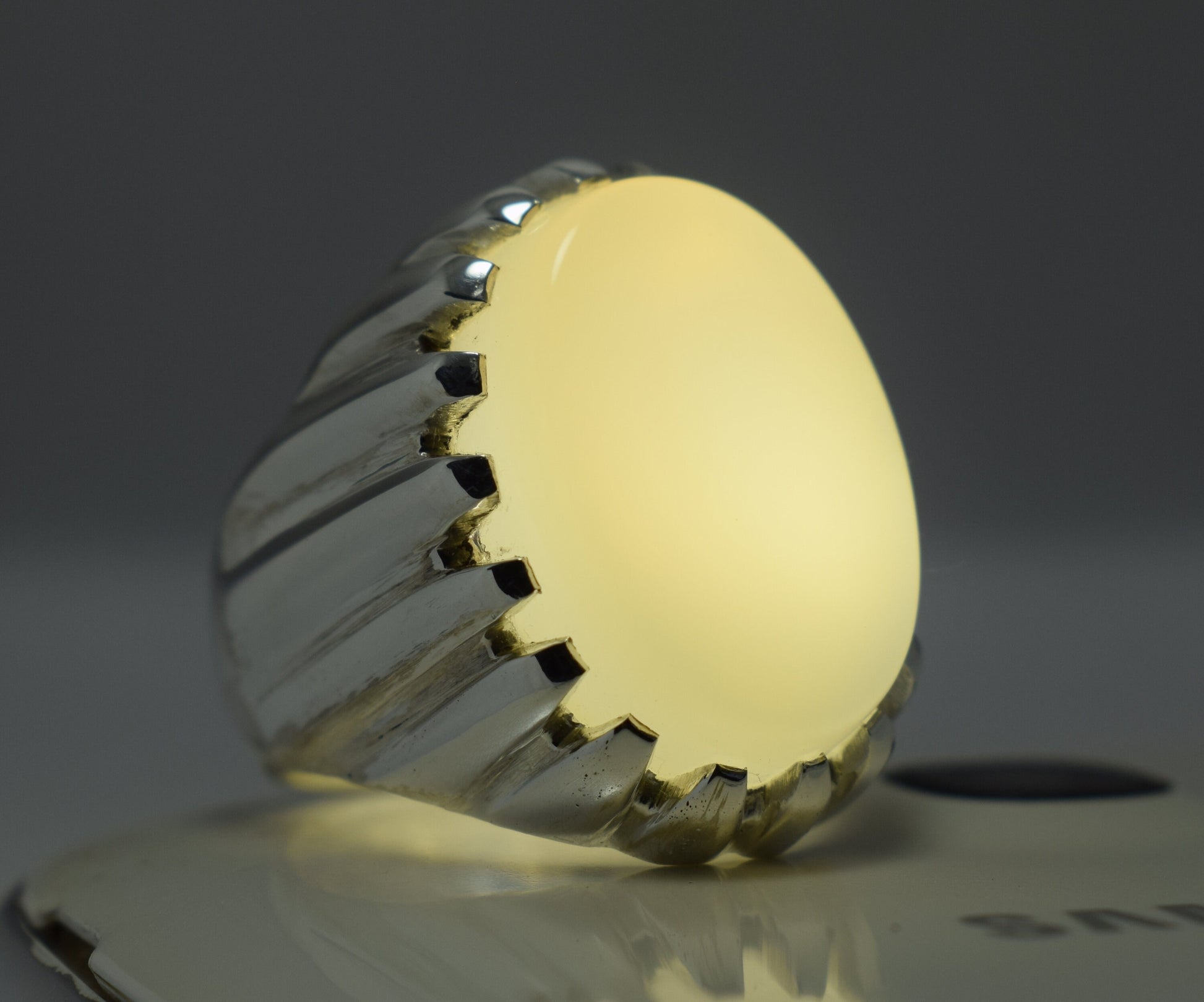 Deep White Yemeni Aqeeq Ring