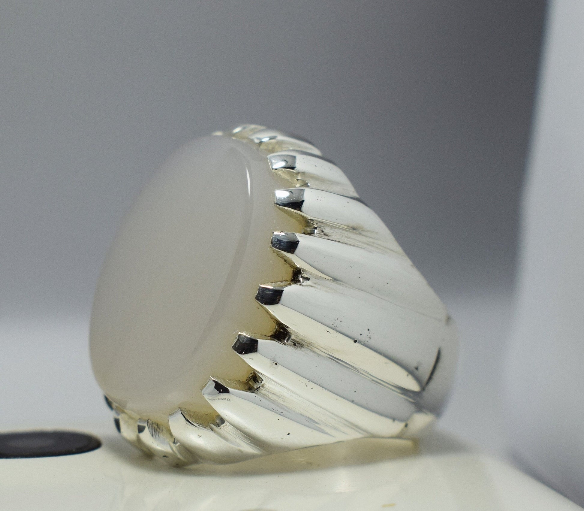 Deep White Yemeni Aqeeq Ring