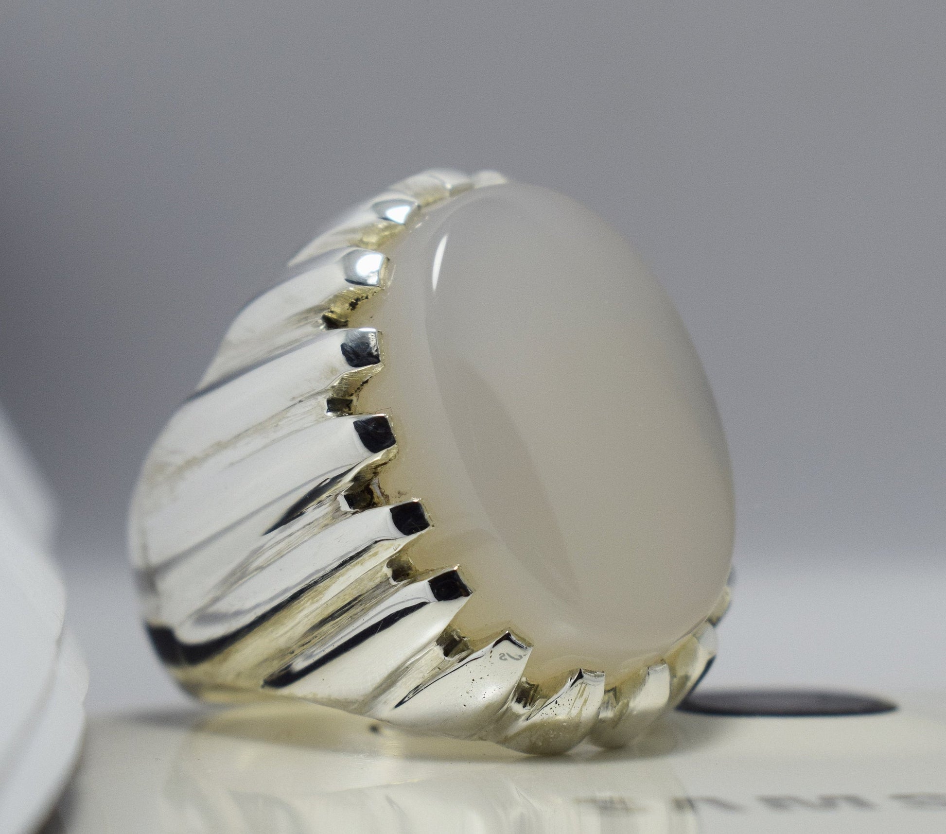 Deep White Yemeni Aqeeq Ring